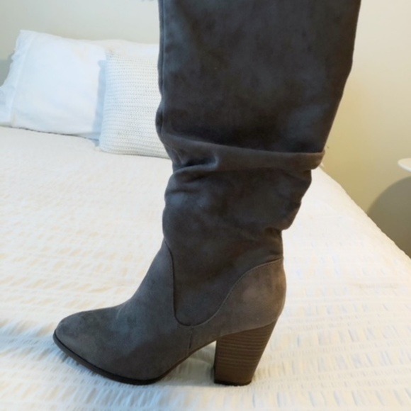 Never-Worn Brown Suede Boots - Picture 3 of 4